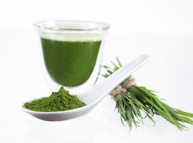 Genç arpa ve chlorella spirulina.
