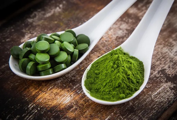 Jonge gerst en chlorella spirulina. — Stockfoto