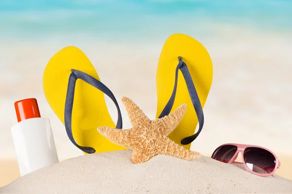 Summer accessories on sandy beach — Stock Photo, Image