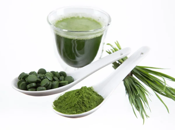 Heathy yeşil superfood chlorella ve genç arpa — Stok fotoğraf