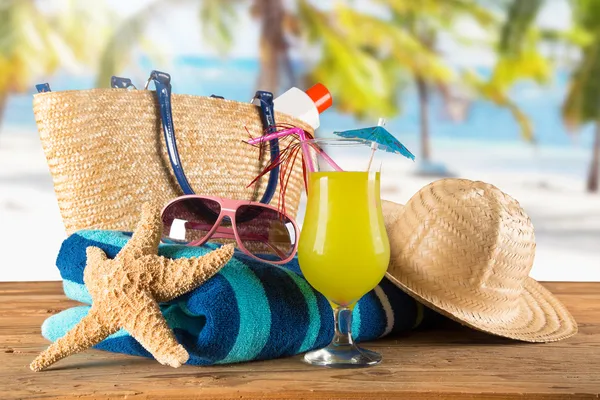 Accesorios de verano en la playa de arena — Foto de Stock