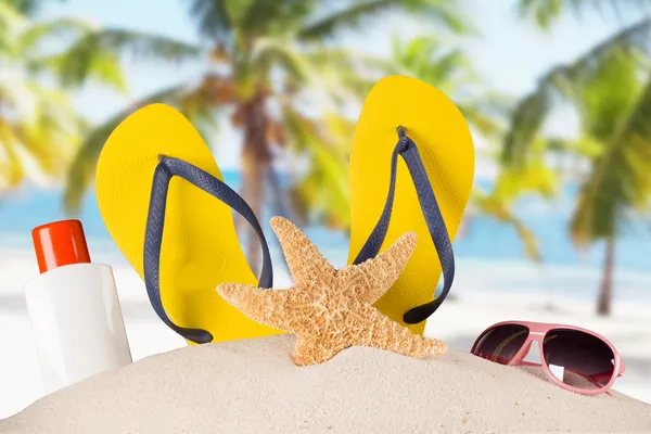 Summer accessories on sandy beach — Stock Photo, Image