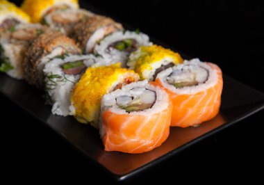 Suşi koyu arka plan üzerinde ayarla