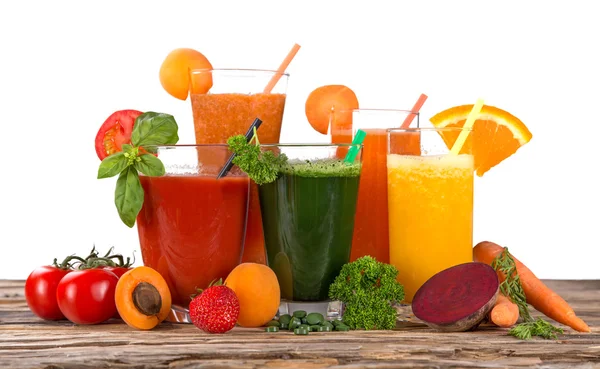 Sumos de frutas frescas na mesa de madeira — Fotografia de Stock