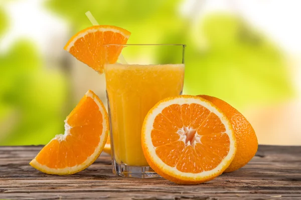 Färska fruktjuicer på träbord — Stockfoto