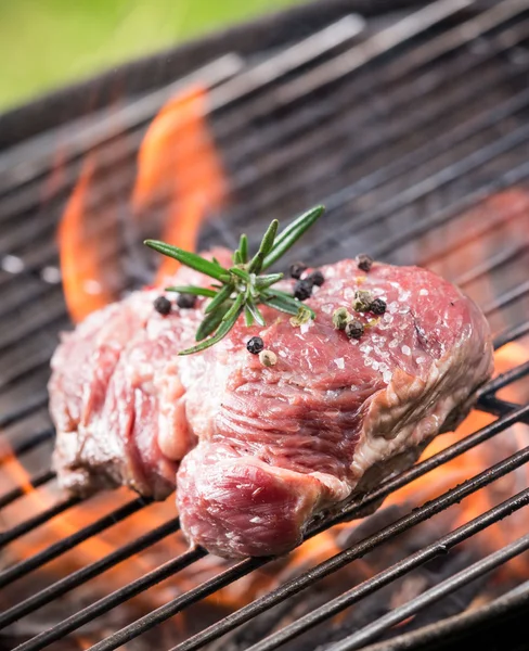 Carne sabrosa en la parrilla — Foto de Stock