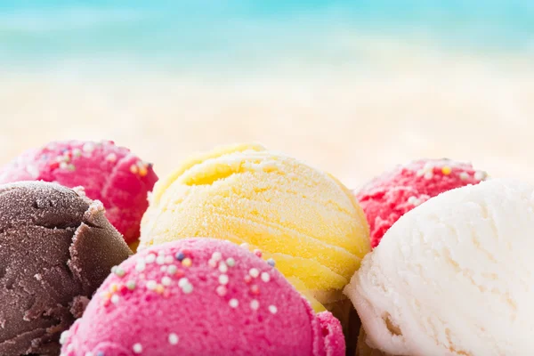 Leckeres Eis am Sandstrand — Stockfoto