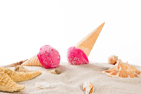 Sorvetes saborosos na praia arenosa — Fotografia de Stock