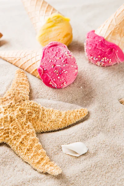 Crèmes glacées savoureuses sur la plage de sable fin — Photo
