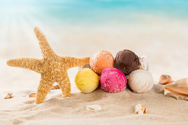 Tasty ice creams on sandy beach — Stock Photo, Image