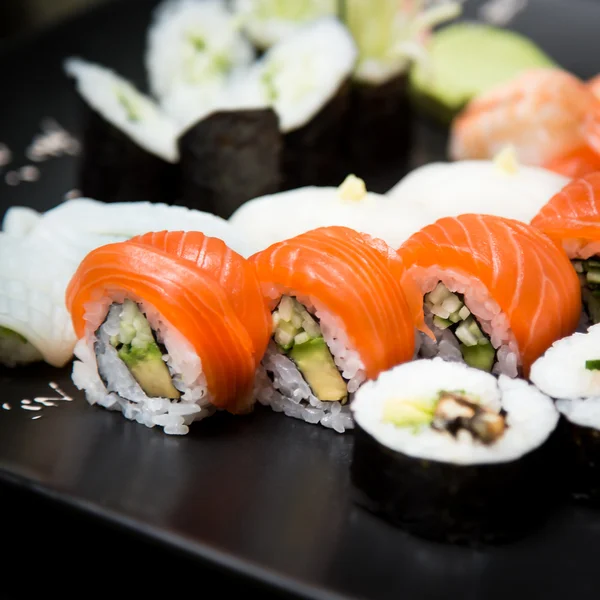 Sushi definido no fundo escuro — Fotografia de Stock