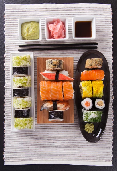 Sushi na tmavém pozadí — Stock fotografie