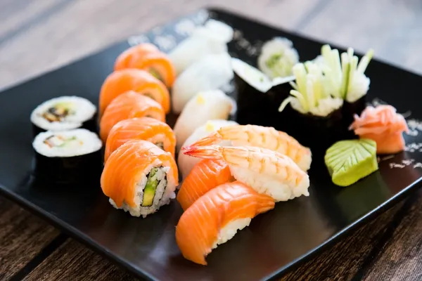 Sushi impostato su sfondo scuro — Foto Stock