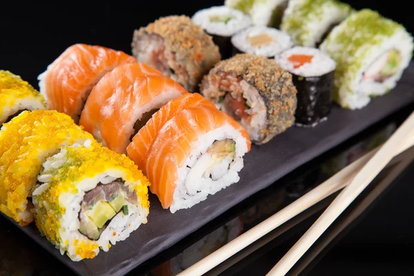 Sushi definido no fundo escuro — Fotografia de Stock