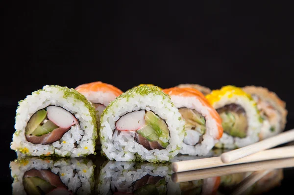 Sushi definido no fundo escuro — Fotografia de Stock