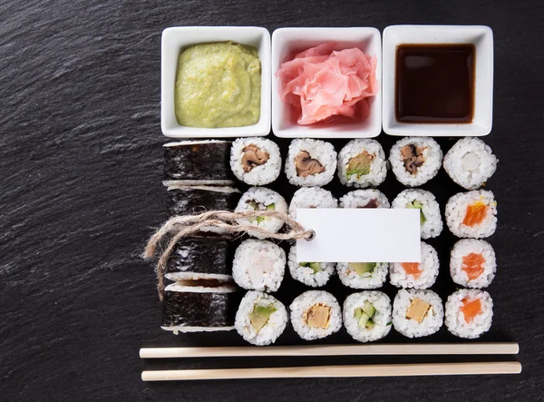 Sushi impostato su sfondo scuro — Foto Stock
