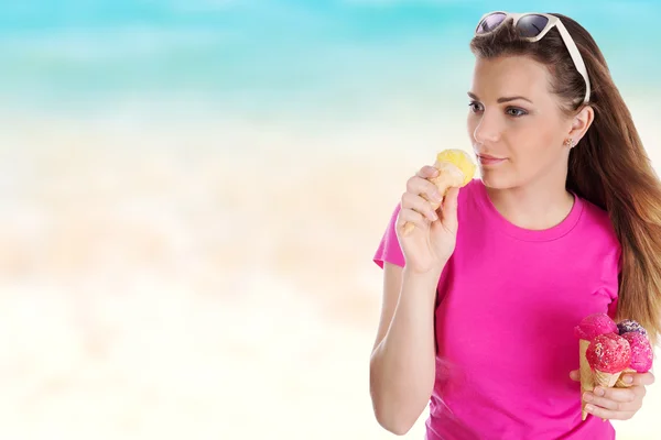 Beautiful young girl with ice cream — Stock Photo, Image