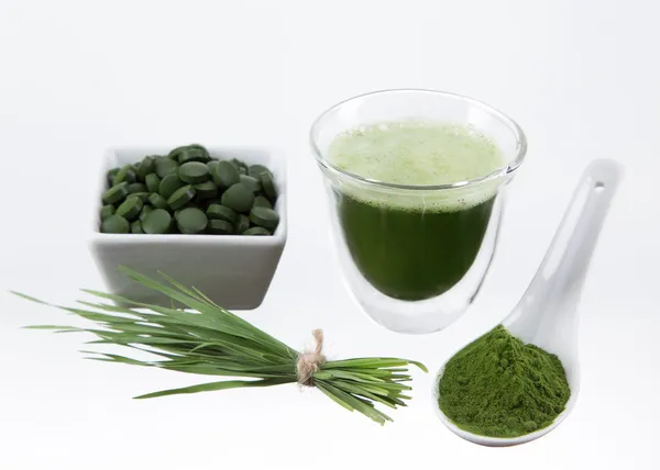 Heathy yeşil superfood chlorella ve genç arpa — Stok fotoğraf