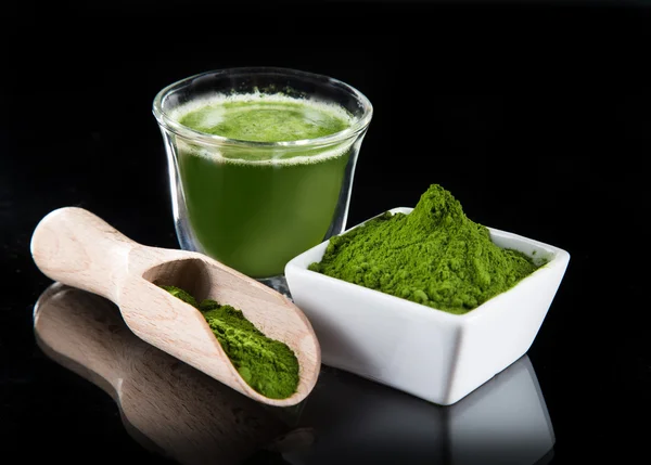 Heathy yeşil superfood chlorella ve genç arpa — Stok fotoğraf