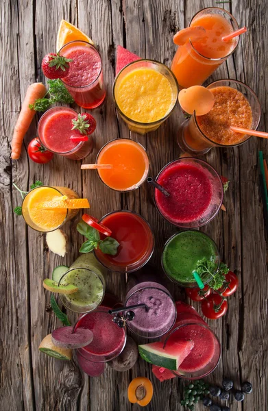 Sumos de frutas frescas na mesa de madeira — Fotografia de Stock