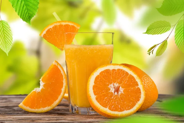 Färska fruktjuicer på träbord — Stockfoto