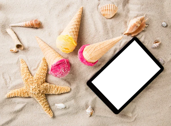 Sunny beach with ice creams and tablet — Stock Photo, Image