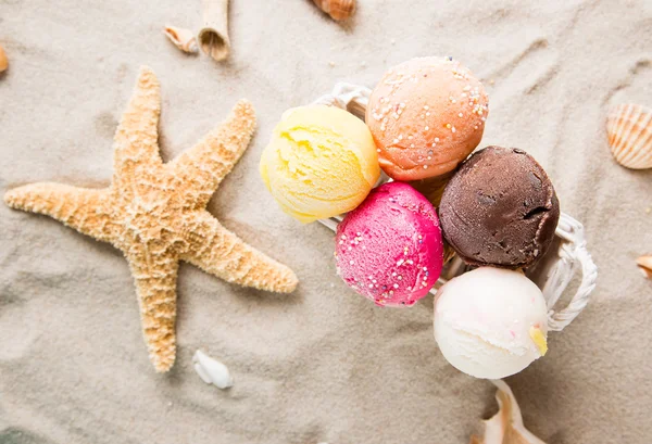 Tasty ice creams on sandy beach — Stock Photo, Image