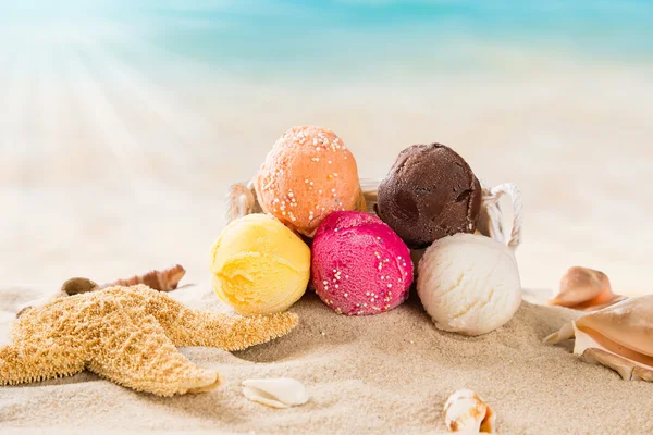 Tasty ice creams on sandy beach — Stock Photo, Image