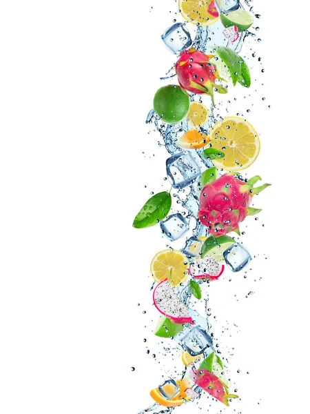 Świeże owoce w plusk wody — Zdjęcie stockowe
