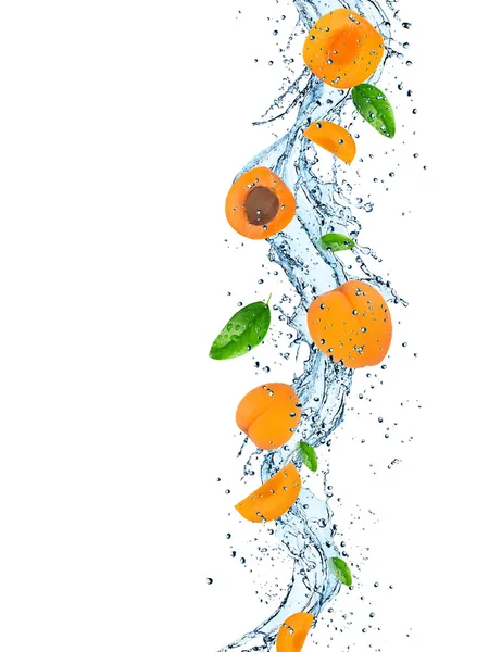 Čerstvé ovoce na stříkající vodě — Stock fotografie
