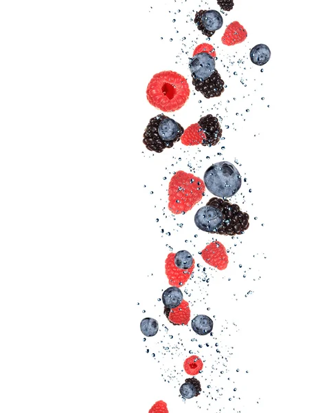 Tuoreet hedelmät veden roiskeissa — kuvapankkivalokuva