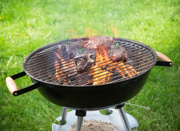 Carne sabrosa en la parrilla —  Fotos de Stock