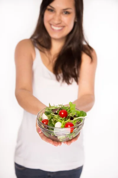 Mladá šťastná žena s čerstvým salátem — Stock fotografie