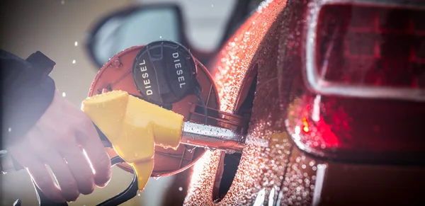 Dispensador de gasolina en el coche . — Foto de Stock