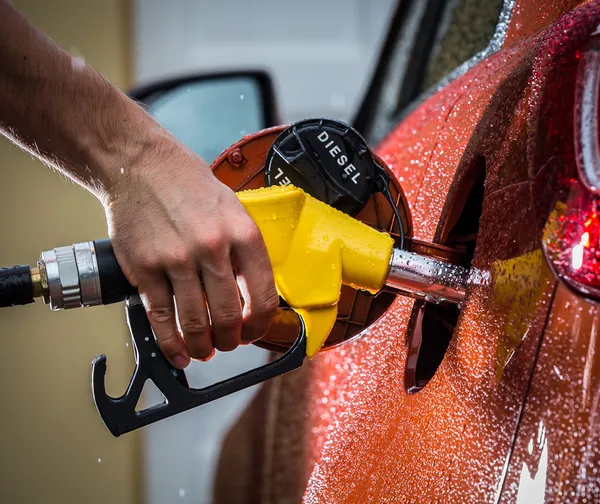 Benzine dispenser in de auto. — Stockfoto