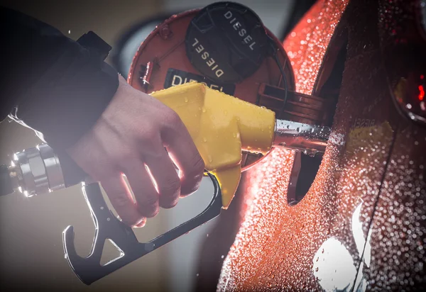 Benzine dispenser in de auto. — Stockfoto