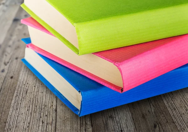 Libri a colori su tavolo in legno — Foto Stock