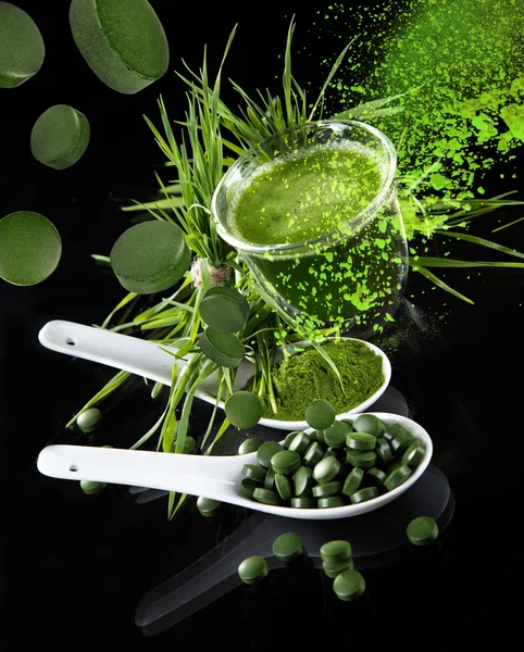 Jonge gerst en chlorella spirulina. — Stockfoto