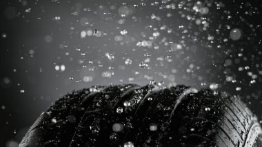 Dondurucu Tekerlek Hareketi Su Sıçratma, Kara Arkaplanda İzole