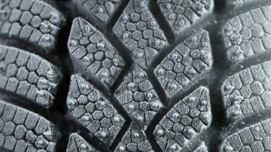 Donmuş Araba Tekerleği Dondurucu ve Düşen Kar Arkaplanda İzole Edilmiş