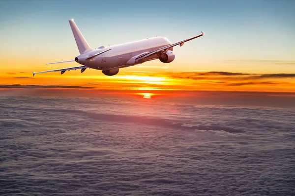 Avião Comercial Voando Acima Nuvens Dramáticas — Fotografia de Stock