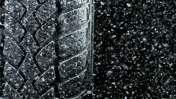 Gefrierbewegung Von Autoreifen Mit Vereisung Und Fallendem Schnee Isoliert Auf — Stockfoto