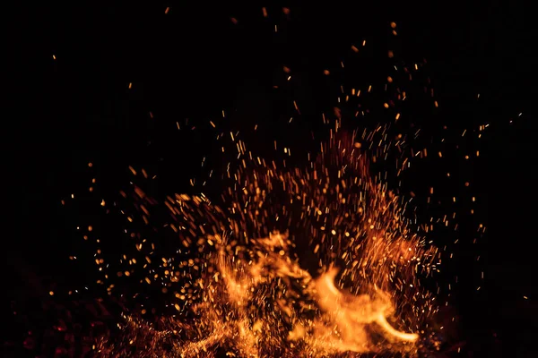 黒の背景に隔離された炎 クローズアップ — ストック写真