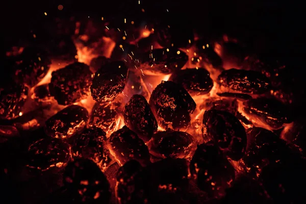 火热的烧烤炉 有飞溅的火花 — 图库照片