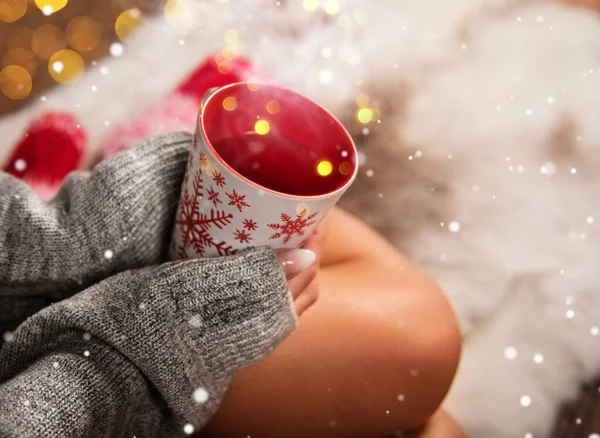 Menina Meias Vermelhas Natal Desfrutando Tempo Inverno Com Uma Xícara — Fotografia de Stock