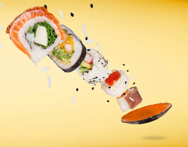 Bucăți de sushi japonez delicios înghețat în aer . — Fotografie, imagine de stoc