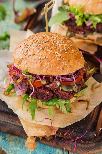 Domowe buraki warzywne hamburgery na drewnianym stole — Zdjęcie stockowe