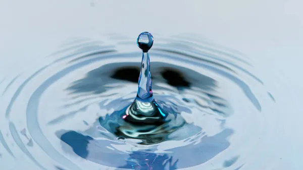 Salpicadura de agua aislada sobre fondo blanco — Foto de Stock