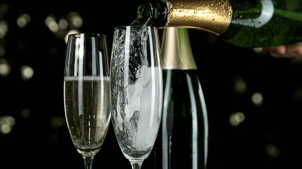 Frys rörelse att hälla champagne i flöjt. — Stockfoto