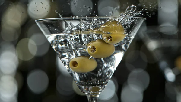 Падаючі оливки в мартіні п'ють — стокове фото